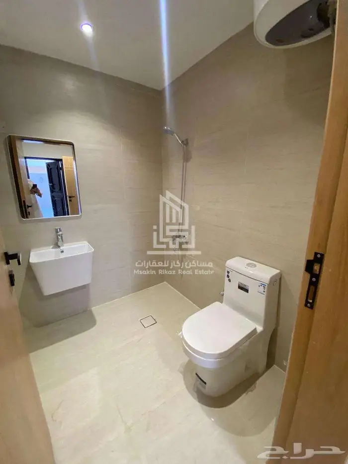 فرصة سكنية وإستثمارية دبلكس مجدد ثلاث وحدات - الروابي 16