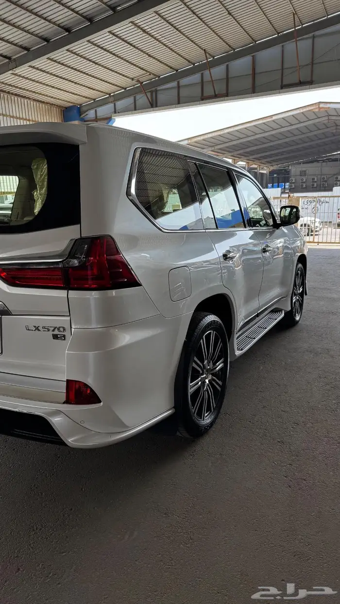 لكزس LX570 موديل 2020 4