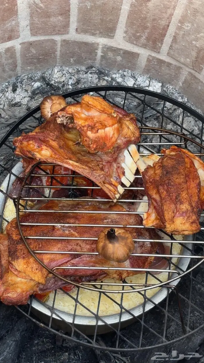 طبخ مندي لحم ودجاج في الجبيل بجذوع النخل و الحطب 0