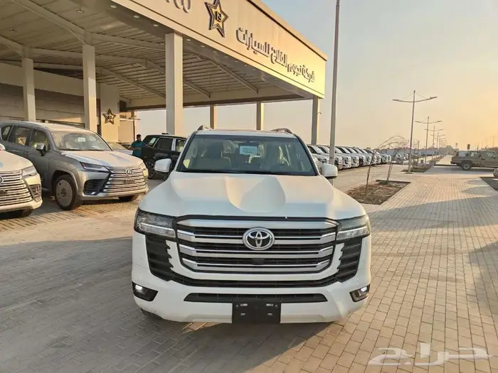 لاندكروزر GXR L2 بنزين 2025 سعودي ( بطاقة جمركيه ) 0