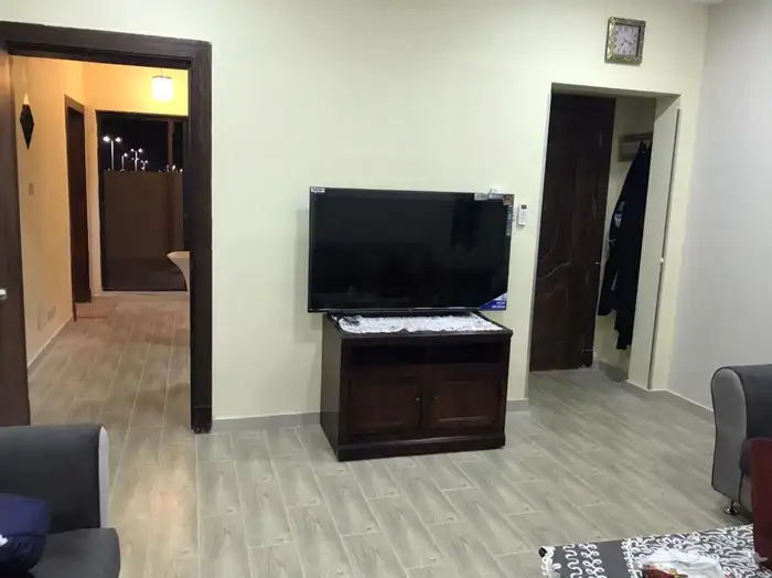 شقه ملحق نظيفة ومؤثثه مع سطح خاص 2
