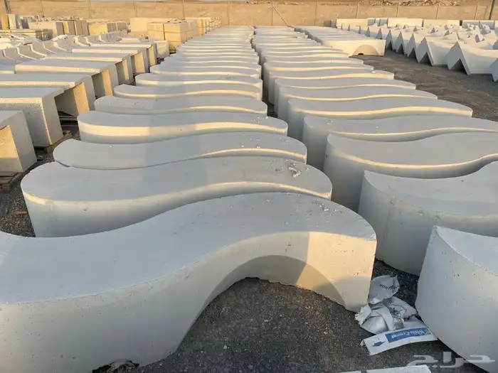 كراسي خرسانية وحاويات واحواض للحدائق 2