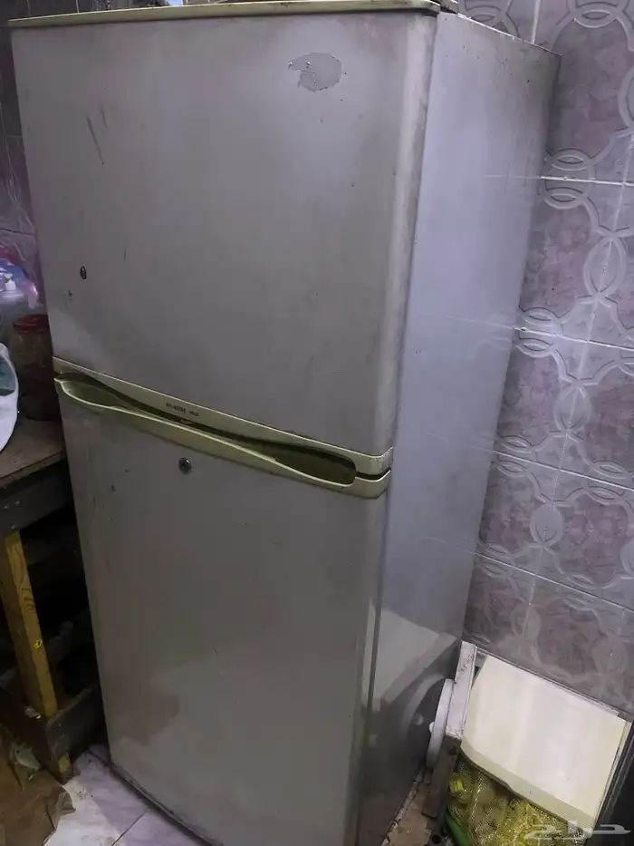 ثلاجة مستعمله بحالة جيده للبيع سريع للسفر 250 ريال 0
