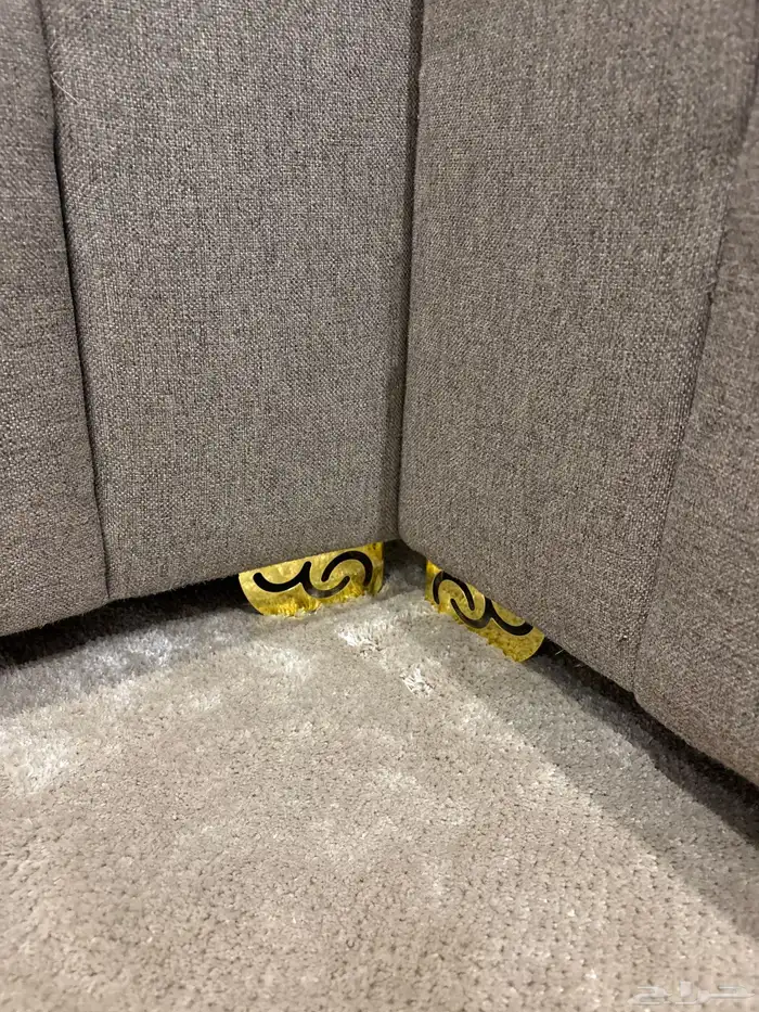 كنب مجلس 5 قطع وطاولة كبيره مع 3 خدمه 3