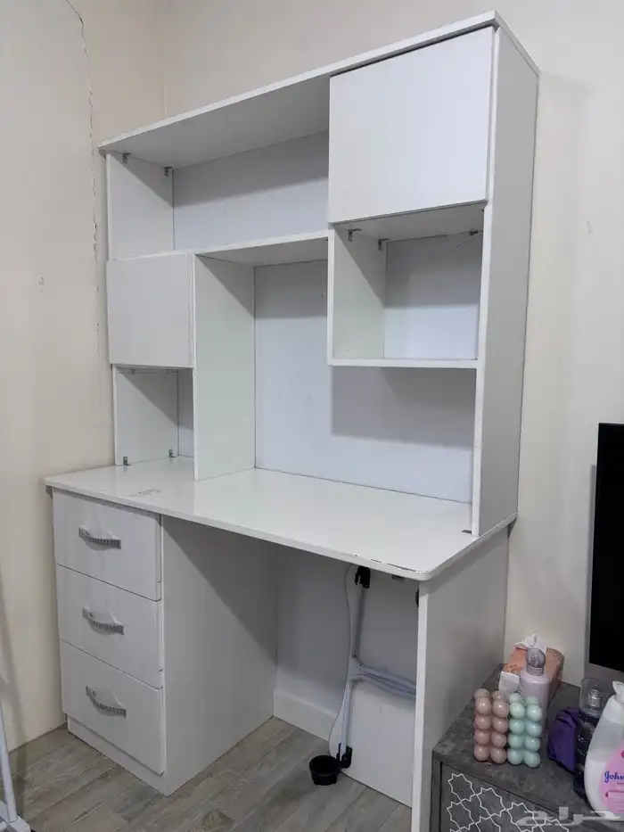 مكتب مع رفوف وادراج تخزين بحاله جيده 0