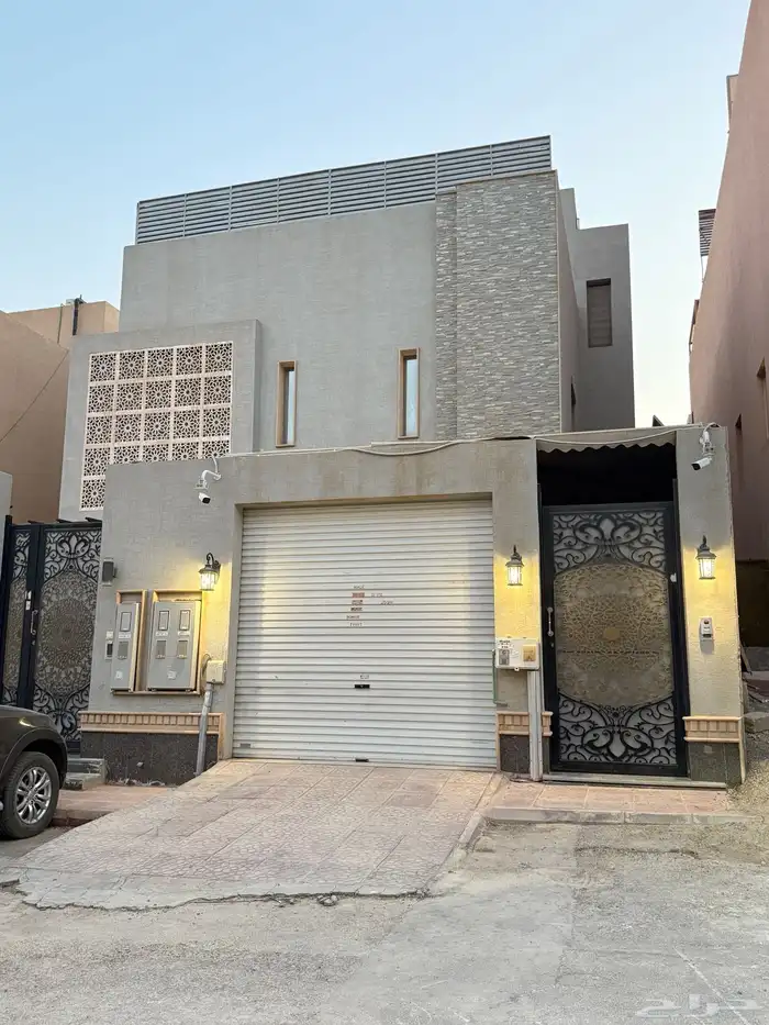 فيلا مكونة من دور علوي وملحق بموقع مميز 0