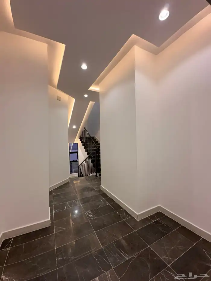 للبيع روف علوي بملحق بتصميم عصري حديث في احدرفيده 7
