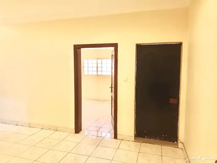 شقة روف بسطح خاص بالشرفية قرب الإسكان عوائل 3غرف وصالة27 ألف 4