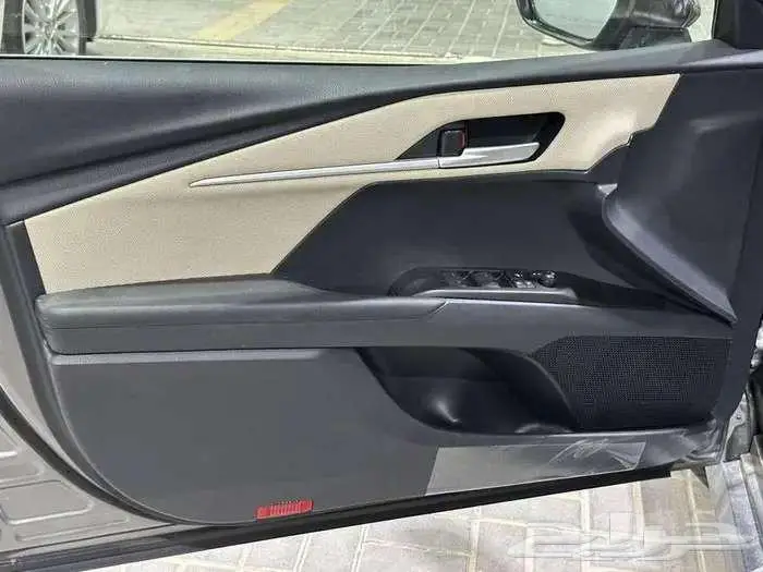 تويوتا كامري Eبنزين 2025 4