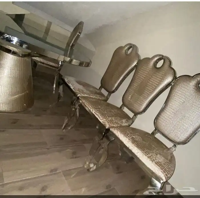 طقمين كنب وطاولة طعام 4