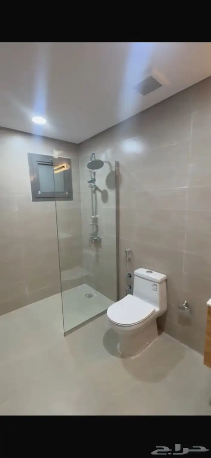 فله جاهزه للسكن في موقع مميز حي المطار النرجس 1