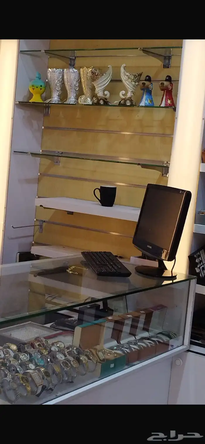 رفوف وديكورات محل ورد   للبيع 2