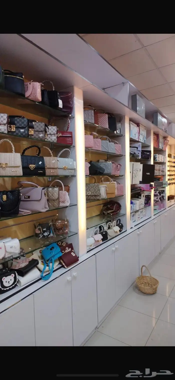 رفوف وديكورات محل ورد   للبيع 7