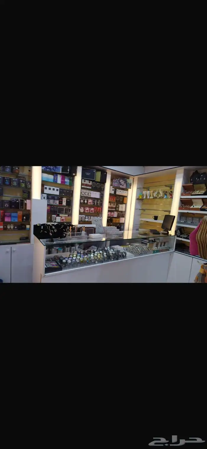 رفوف وديكورات محل ورد   للبيع 5