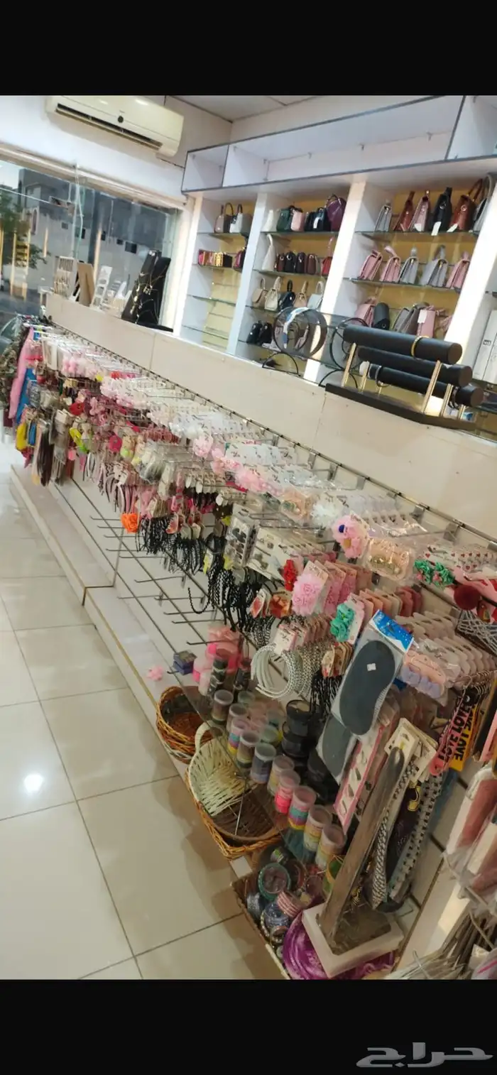 رفوف وديكورات محل ورد   للبيع 1