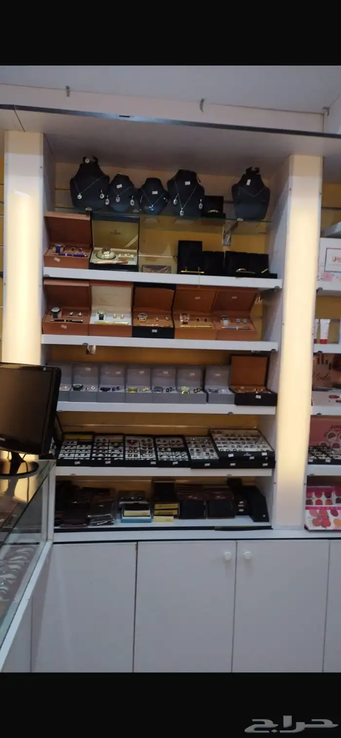 رفوف وديكورات محل ورد   للبيع 3