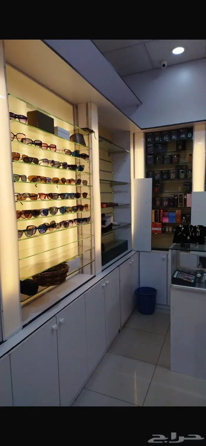 رفوف وديكورات محل ورد   للبيع 6