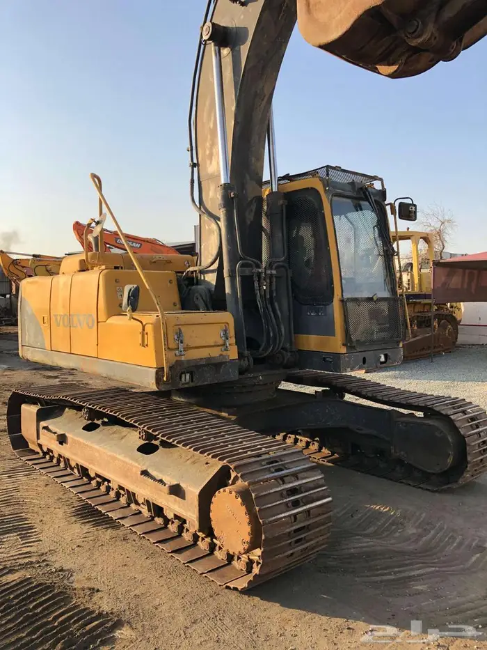 بوكلين فولفو 210 موديل 2010 معرض رواد المعدات 3