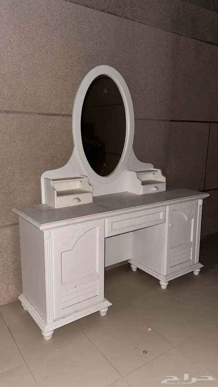 3 كنب كبار مع مخداتهم و3 صغار مع المخدات وتسريحه وطاولة 4