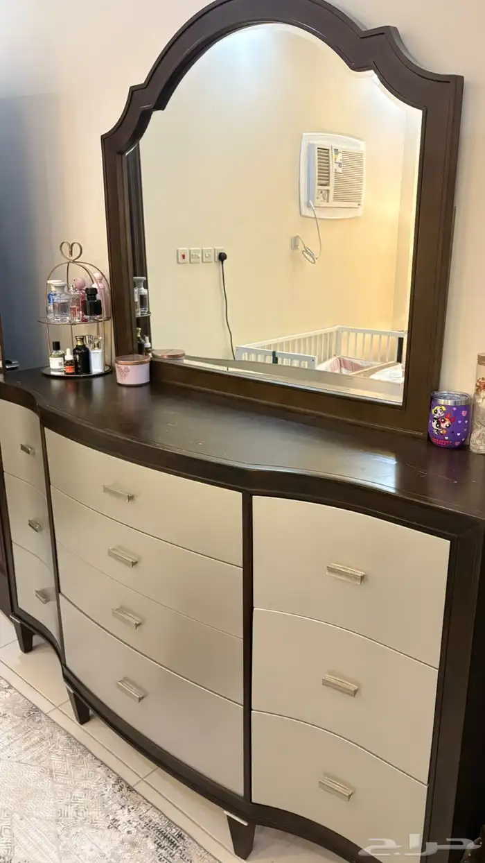 للبيع غرفة نوم من مفروشات العمر 5