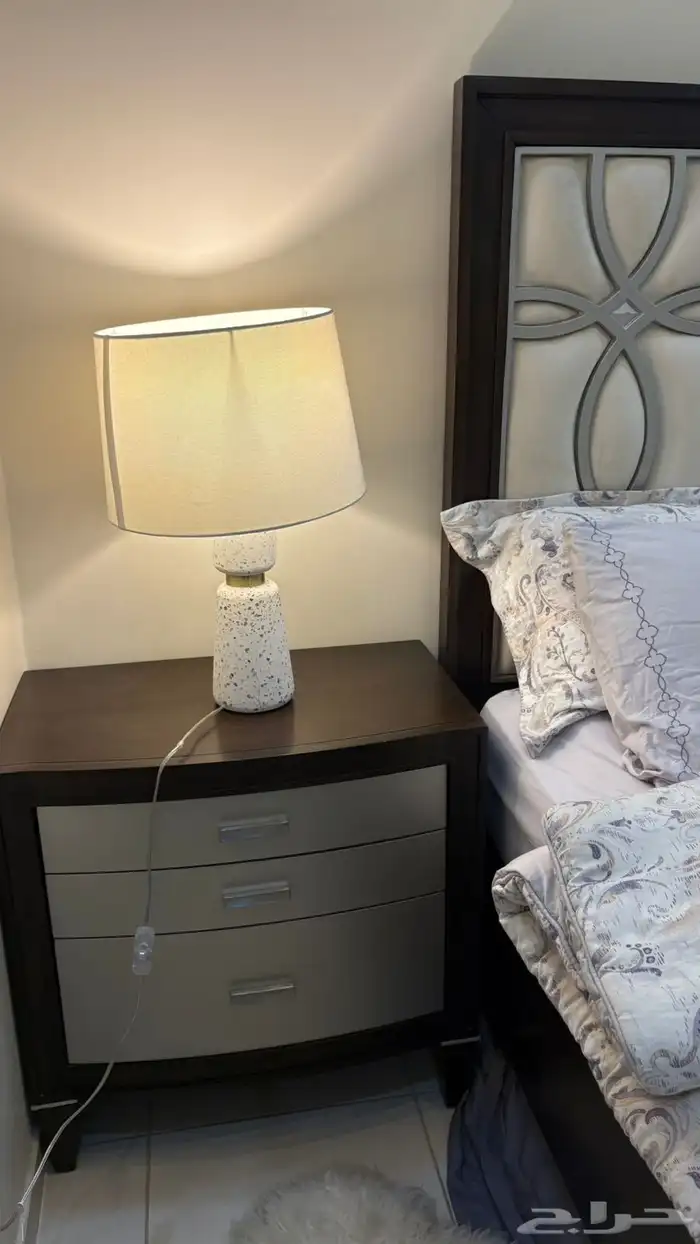 للبيع غرفة نوم من مفروشات العمر 3