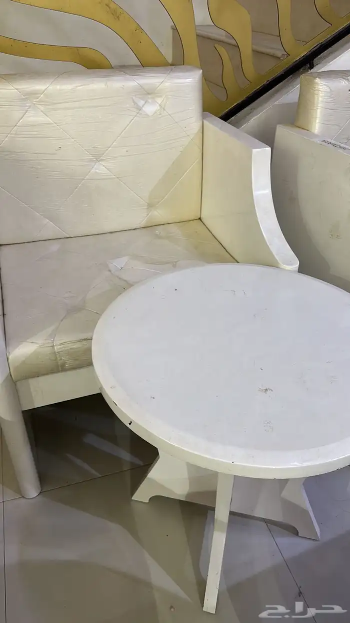 3 كنب كبار مع مخداتهم و3 صغار مع المخدات وتسريحه وطاولة 7