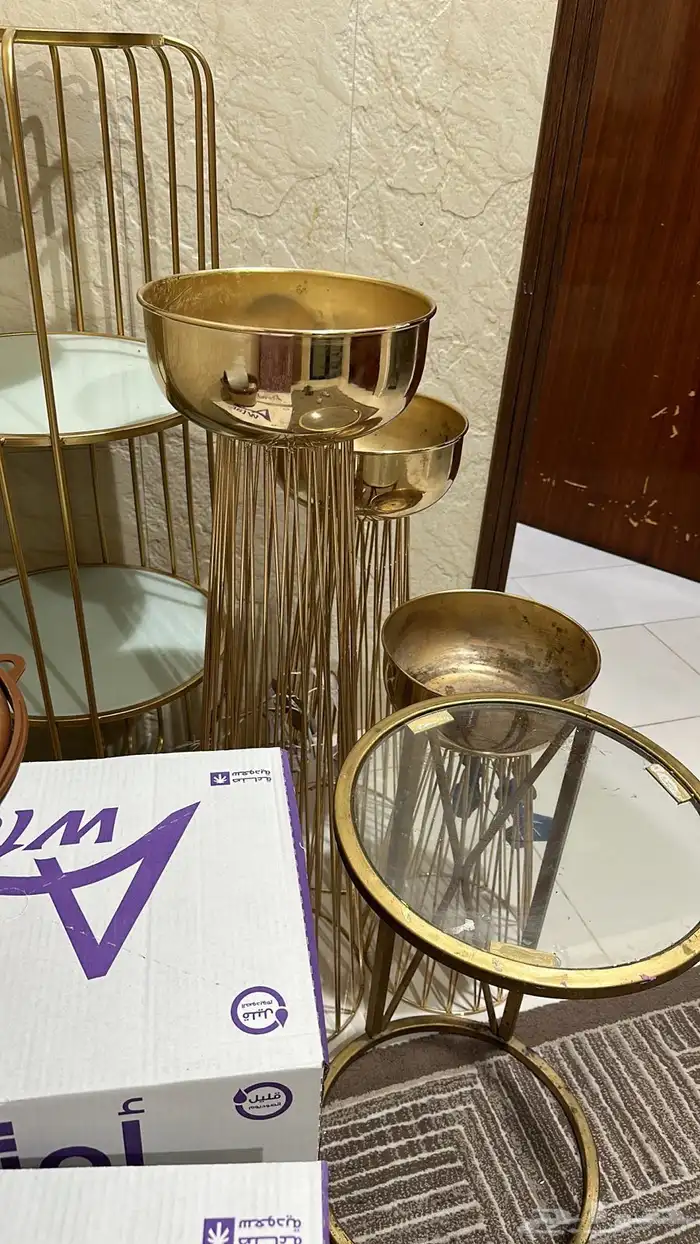 3 كنب كبار مع مخداتهم و3 صغار مع المخدات وتسريحه وطاولة 6