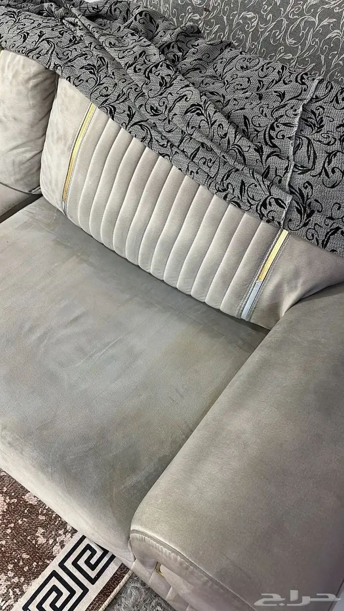 3 كنب كبار مع مخداتهم و3 صغار مع المخدات وتسريحه وطاولة 1