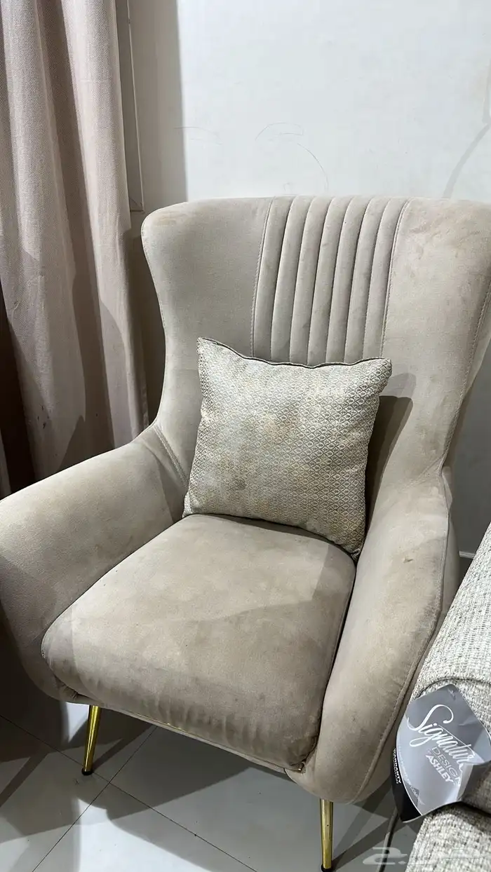 3 كنب كبار مع مخداتهم و3 صغار مع المخدات وتسريحه وطاولة 2