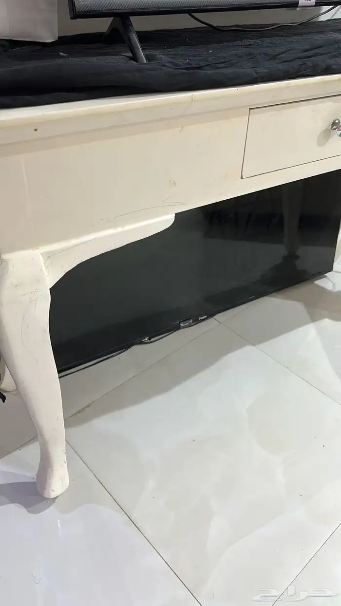 3 كنب كبار مع مخداتهم و3 صغار مع المخدات وتسريحه وطاولة 3