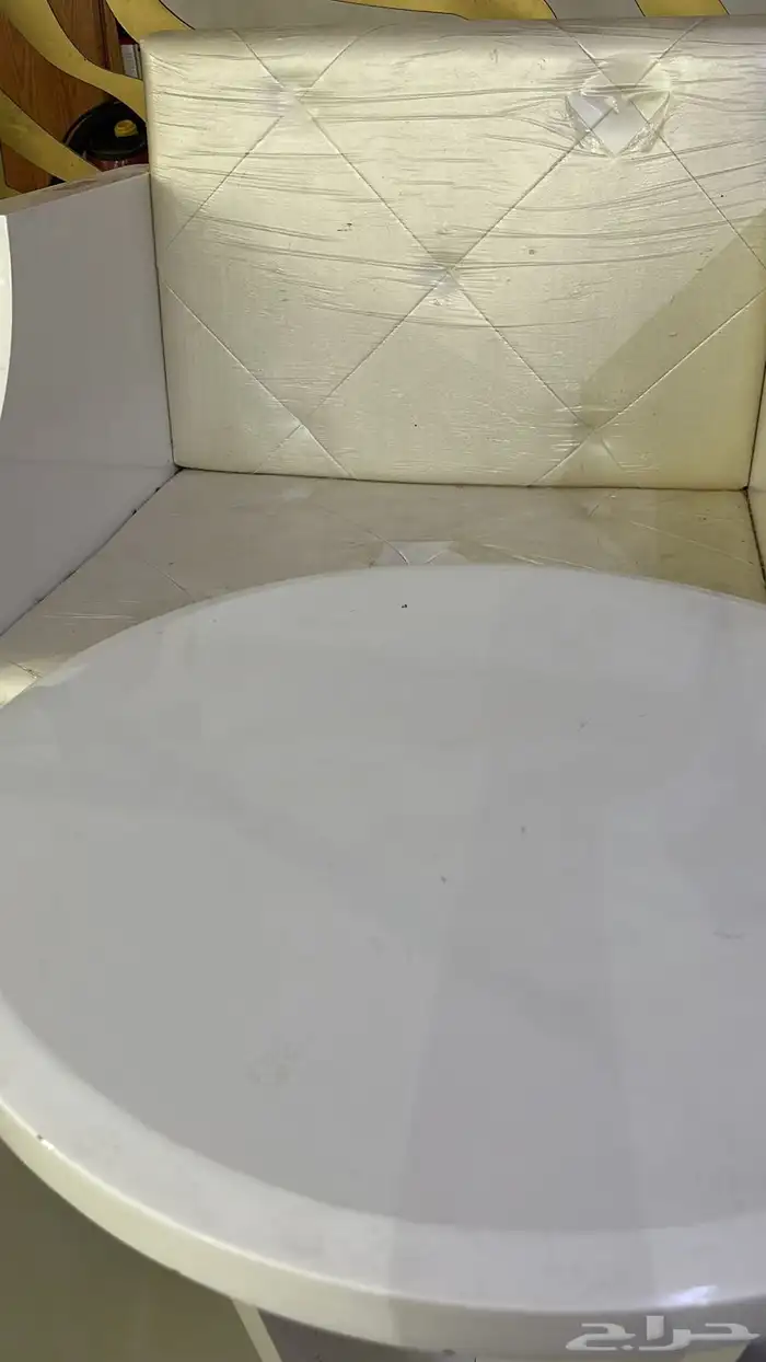 3 كنب كبار مع مخداتهم و3 صغار مع المخدات وتسريحه وطاولة 5