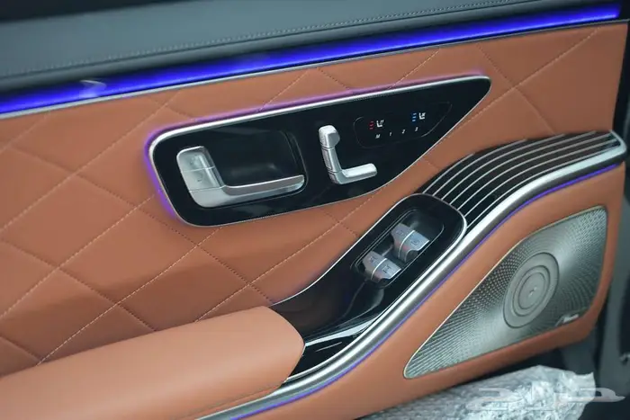 مرسيدس S 500 موديل 2025 أصفار خليجي رمادي غامق بني 13