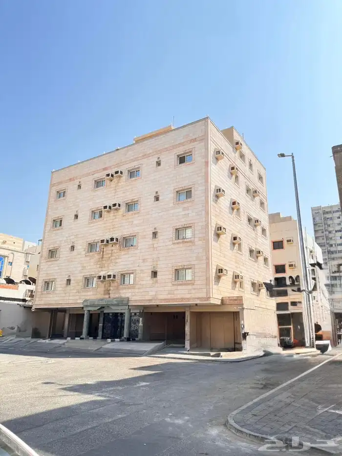 شقة روف بسطح خاص بالشرفية قرب الإسكان عوائل 3غرف وصالة27 ألف 0