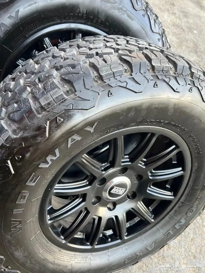 جنوط برايد مقاس 17 مع كفرات ودواي نص حجري مقاس 275 70 17 10