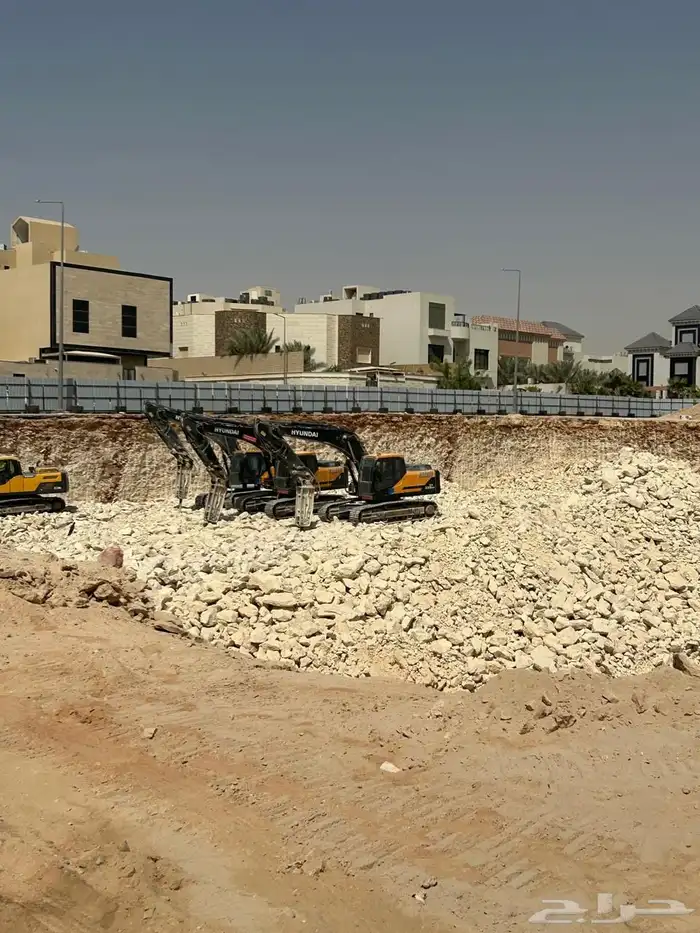 مقاول حفر وترحيل بوكلينات وتريلات حديثه يوميه او قطوعه 0