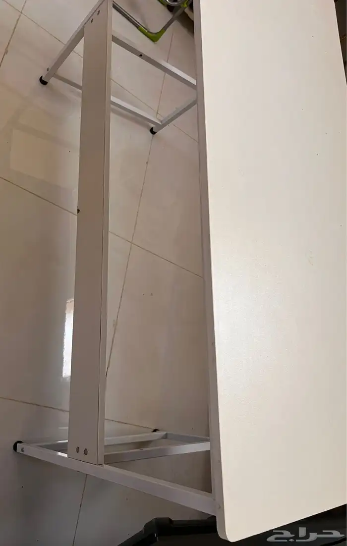 شاشة ومكتب وطاولة 1