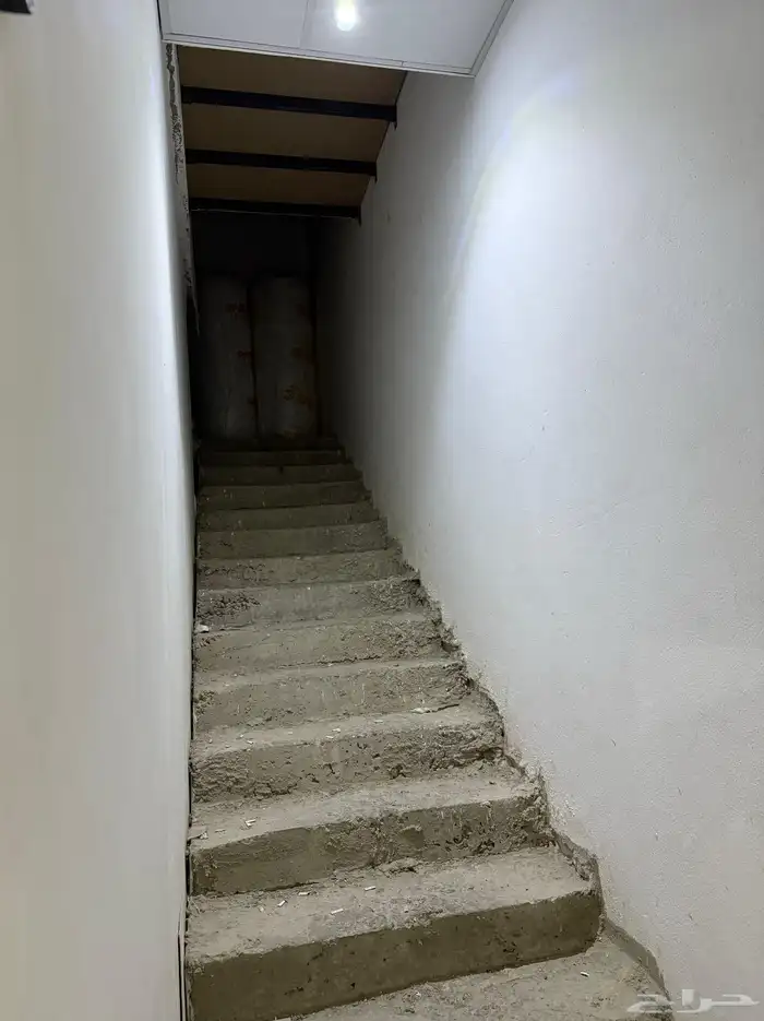 معرض مساحة 200 متر دورين مقابل محطة مترو خشم العان 2