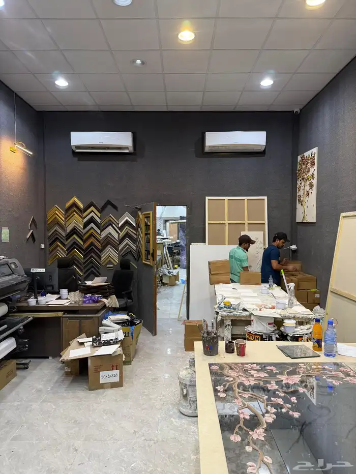 معرض مساحة 200 متر دورين مقابل محطة مترو خشم العان 1