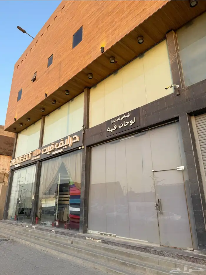 معرض مساحة 200 متر دورين مقابل محطة مترو خشم العان 0