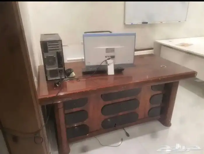 للبيع مكتب مستعمل شبه جديد 0