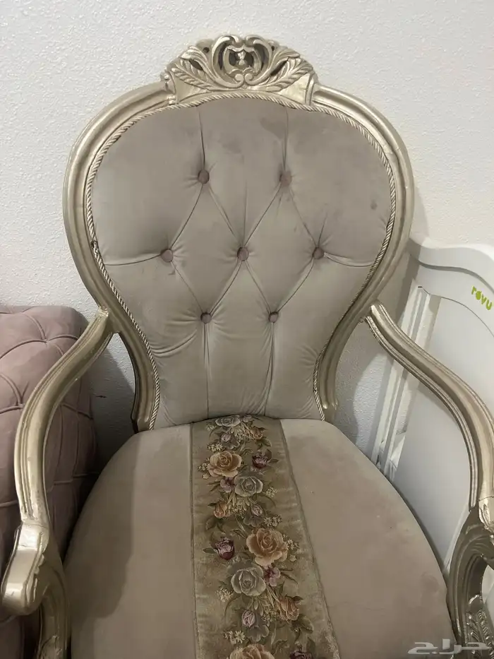 لوحات وقطعه كنب وقطعه فرديه من الكنب وطاوله من الحديد 3