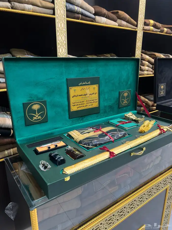 طقم هدية بشت سيف درع زواج 25