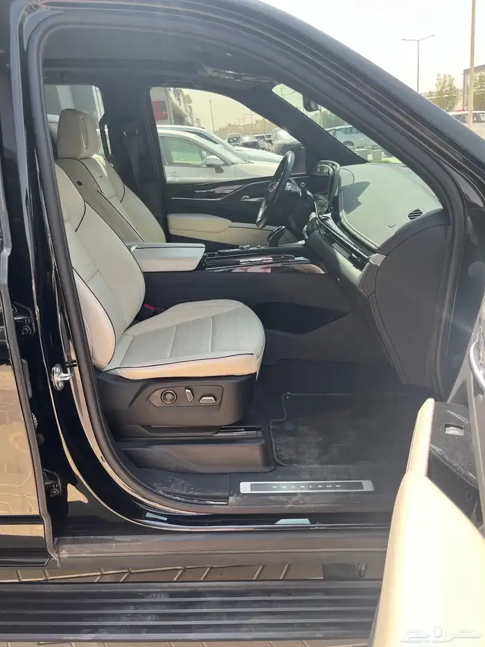 كاديلاك اسكاليد 2023 الجميح ممشى قليل 31