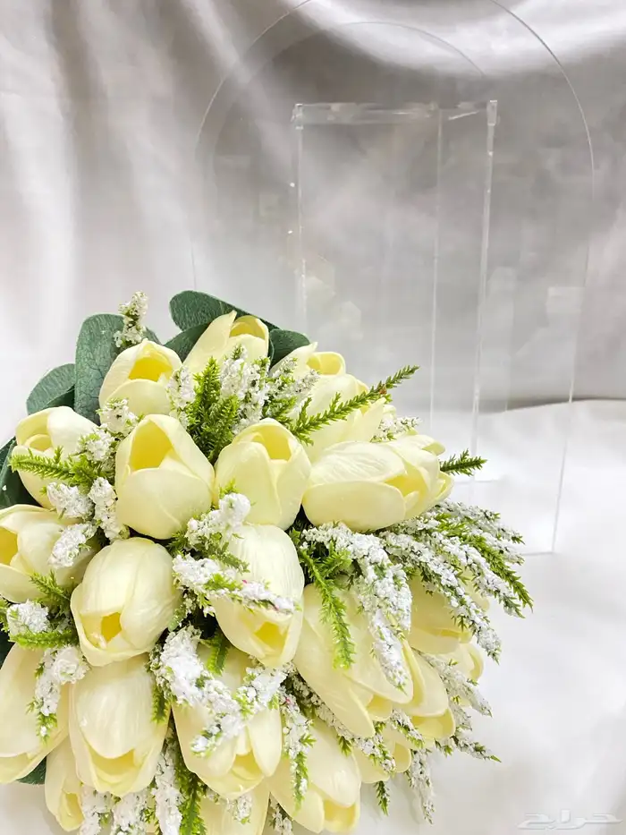 مسكة ليلة الزواج بيج وأبيض مع استاند فضي   جديد 3