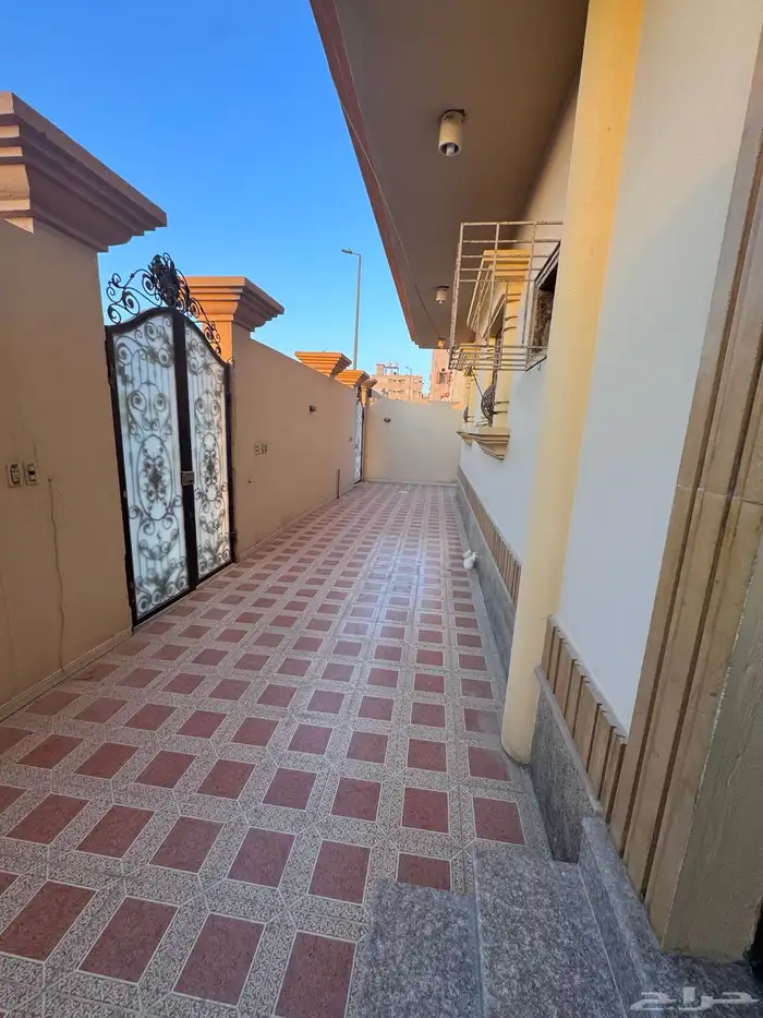 للايجار دور ارضي بحي طيبة موقع مميز 10