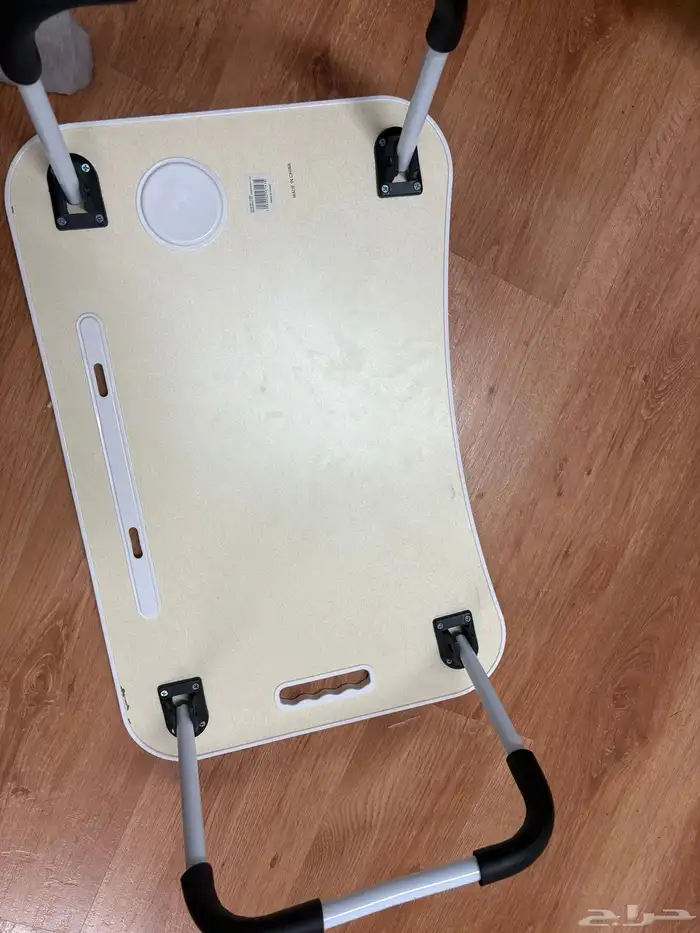 لبيع طاوله صغيره للتنقل ومناسبه لأي شخص وحجمها مناسب جدا 2