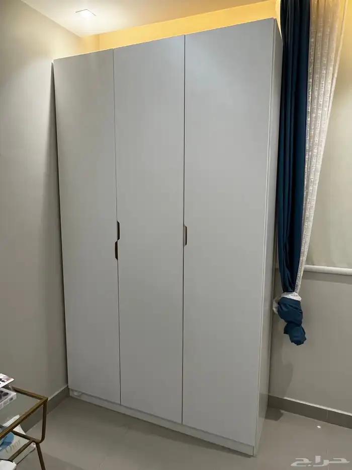 دولاب ملابس نظيف ابيض 1