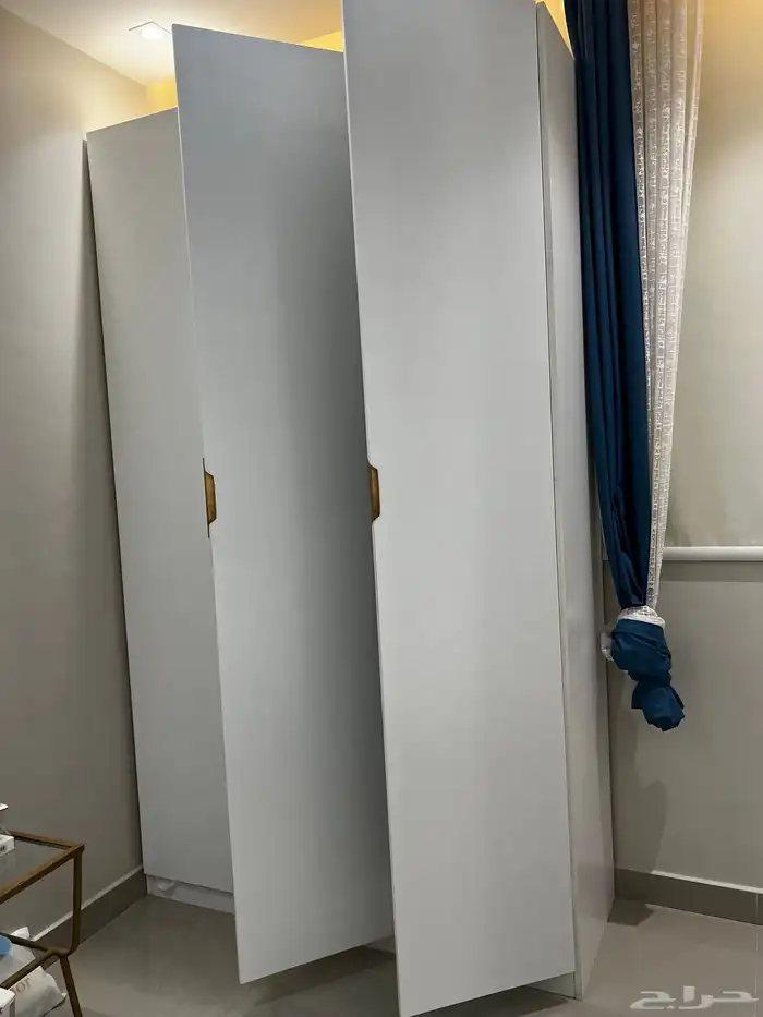 دولاب ملابس نظيف ابيض 2