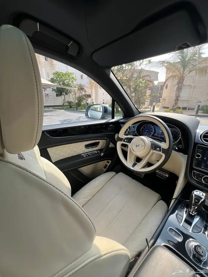 مخزن بنتلي بنتياقا 2019 عداد 52 الف كم فقط سماكو 74