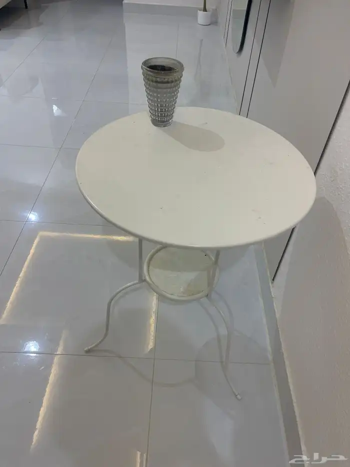 لوحات وقطعه كنب وقطعه فرديه من الكنب وطاوله من الحديد 4